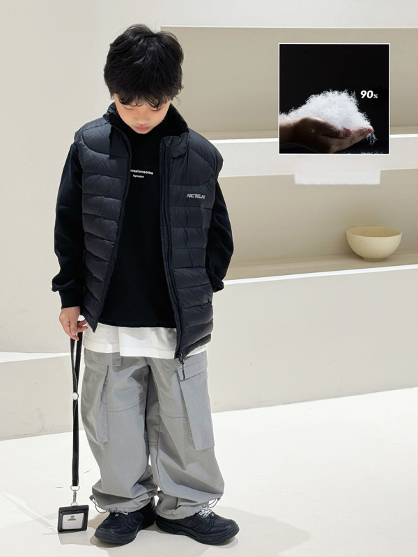 Vesta pentru copii cu puf, fără mâneci, lungime scurtă, croială lejeră; umplutură: puf; conținut puf: 86–90%; material exterior și căptușeală: nylon; fermoar; pentru copii peste 8 ani (peste 140 cm); iarnă 2025