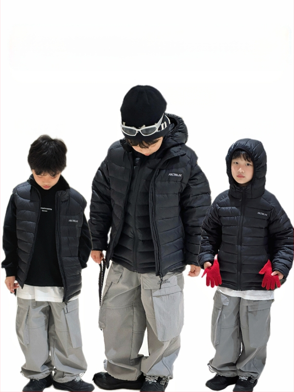 Vesta pentru copii cu puf, fără mâneci, lungime scurtă, croială lejeră; umplutură: puf; conținut puf: 86–90%; material exterior și căptușeală: nylon; fermoar; pentru copii peste 8 ani (peste 140 cm); iarnă 2025