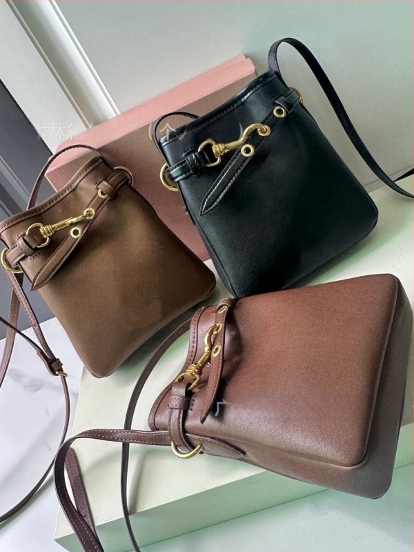 Чанта през рамо от естествена кожа с платнена подплата, вертикално квадратна форма, crossbody стил, джоб за мобилен телефон