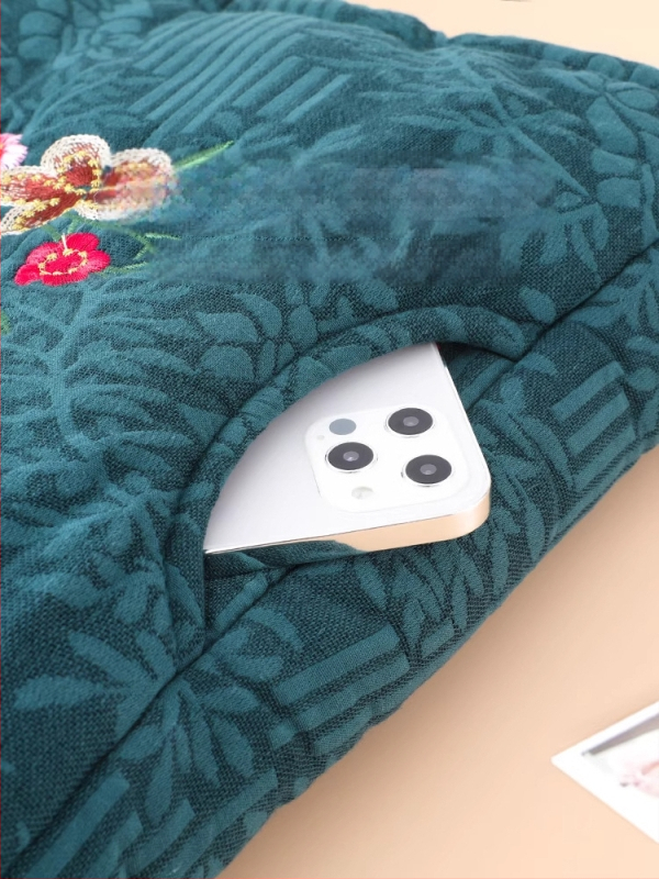 Jachetă de iarnă cu umplutură din bumbac pentru femei în vârstă; guler înalt; model plante și flori; umplutură poliester-bumbac; lungime medie 50–65 cm