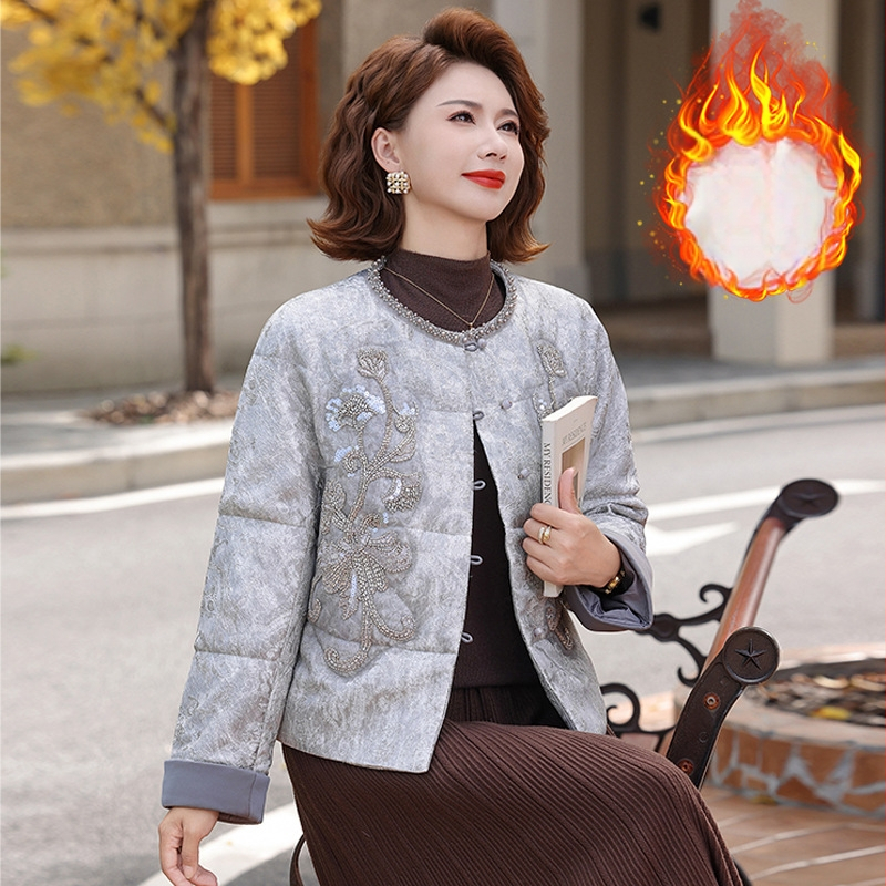 Jachetă scurtă de iarnă pentru femei, material principal poliester 95%+, umplutură din imitatie de mătase-cotton, glugă, model abstract, lungime medie 50–65 cm.