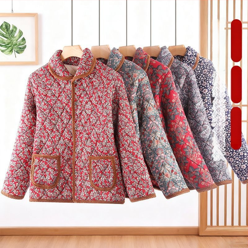 Jachetă cu umplutură din bumbac pentru femei mature, stil toamnă–iarnă, lungime medie, guler polo; țesătură TR, material principal PVC 90–95%, umplutură din bumbac-silicat (polimer) 30–50%