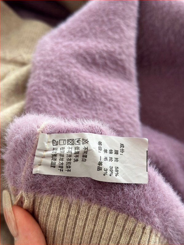 Moteriškas megztinis su siuvinėjimu, gėlių raštas, pusiau kaklo apykaklė, ilgomis rankovėmis, poliesterio-elastano audinys