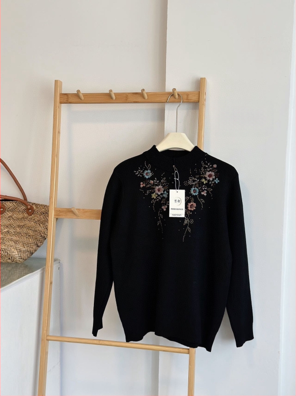 Moteriškas megztinis su siuvinėjimu, gėlių raštas, pusiau kaklo apykaklė, ilgomis rankovėmis, poliesterio-elastano audinys