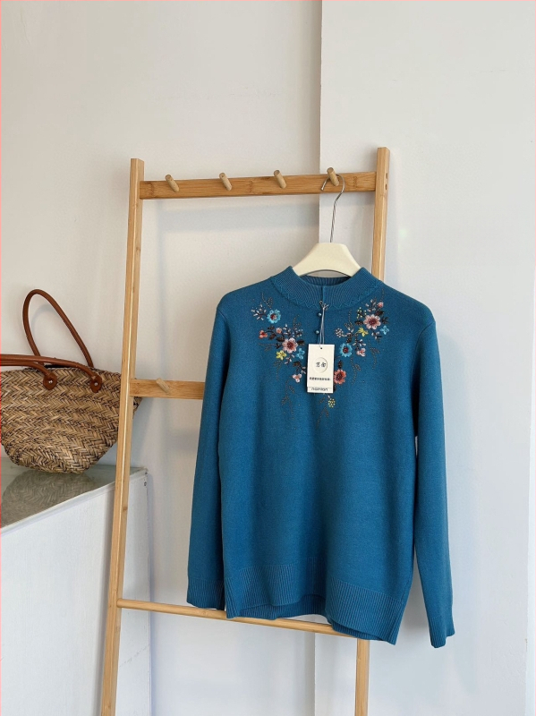 Moteriškas megztinis su siuvinėjimu, gėlių raštas, pusiau kaklo apykaklė, ilgomis rankovėmis, poliesterio-elastano audinys