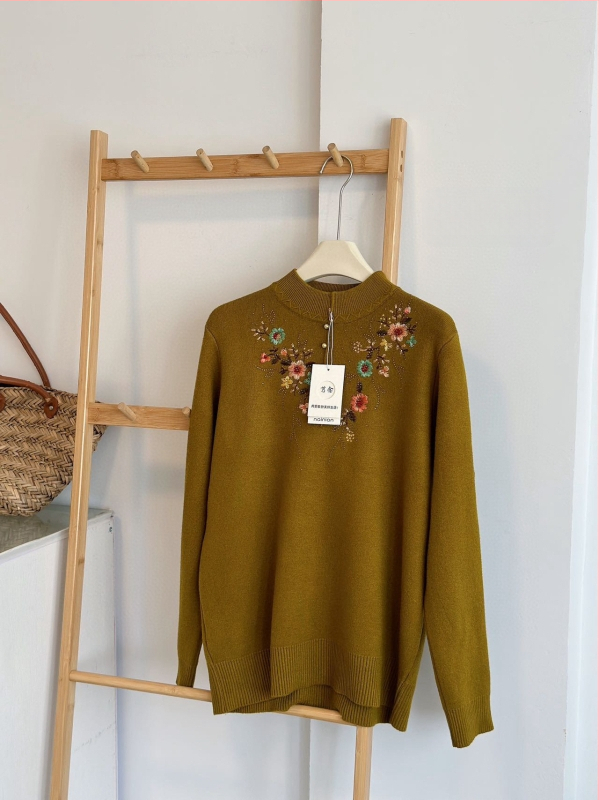 Moteriškas megztinis su siuvinėjimu, gėlių raštas, pusiau kaklo apykaklė, ilgomis rankovėmis, poliesterio-elastano audinys