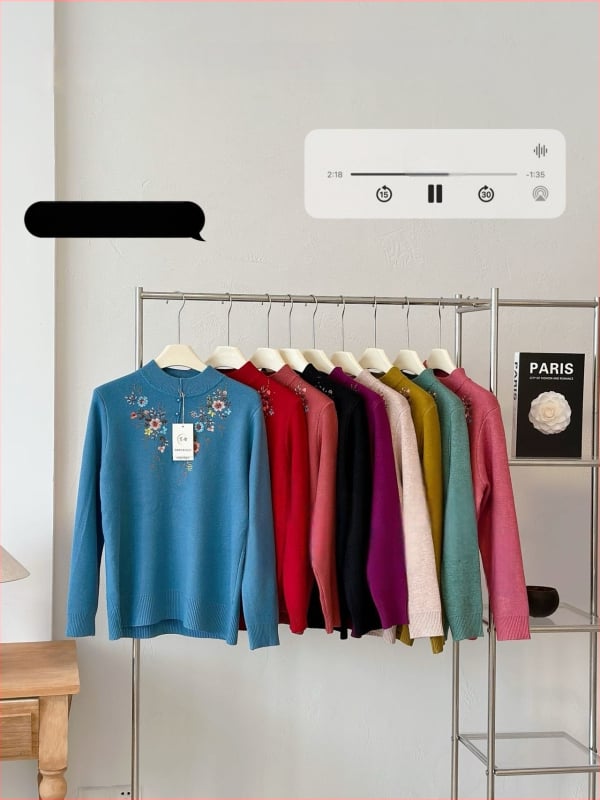 Moteriškas megztinis su siuvinėjimu, gėlių raštas, pusiau kaklo apykaklė, ilgomis rankovėmis, poliesterio-elastano audinys