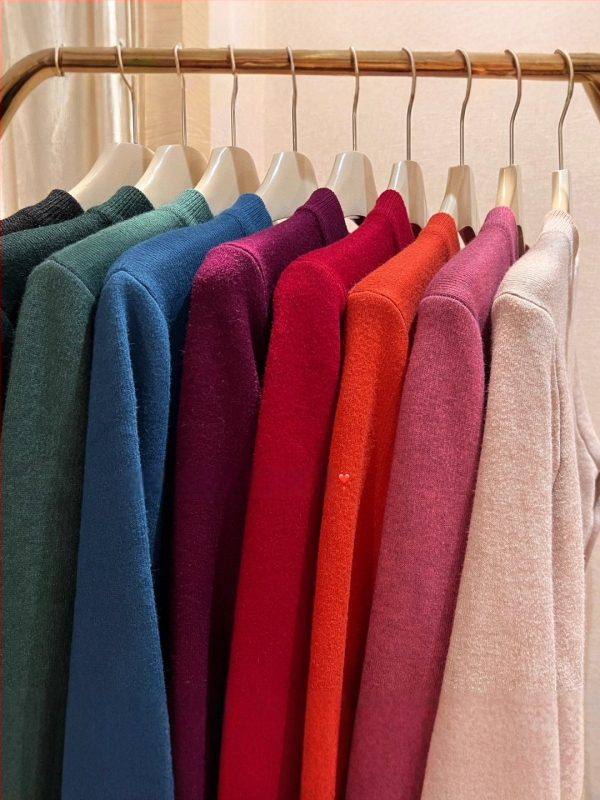 Fleece-pleteni bazni top s kapuljom i polutorkom, dugi rukavi, jednobojni uzorak; tkanina: vunena mješavina s poliestrom