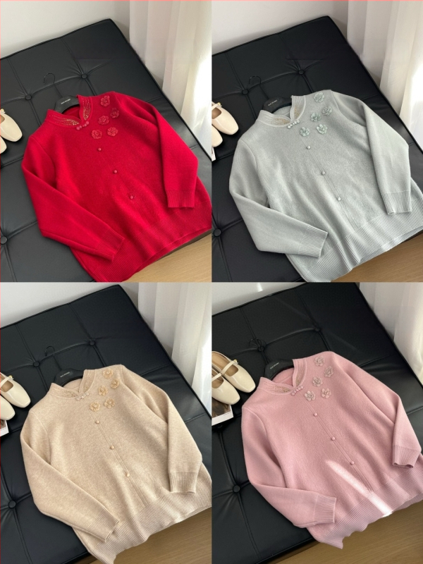 Moterų kiniško stiliaus megztinis su velvetiniu audiniu, imitacija dviejų dalių komplekto, apykaklė cheongsam, augalų ir gėlių raštas; audinys: akriliniai pluoštai; pagrindinis sudėtis <=30%; spandeks <=30%.