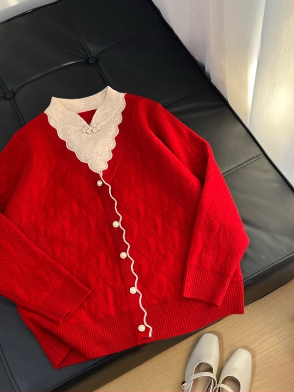 Moterų kiniško stiliaus megztinis su velvetiniu audiniu, imitacija dviejų dalių komplekto, apykaklė cheongsam, augalų ir gėlių raštas; audinys: akriliniai pluoštai; pagrindinis sudėtis <=30%; spandeks <=30%.