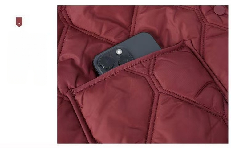 Geacă de iarnă căptușită cu exterior din Nylon, compoziția principală 95%+ poliester, umplutură mătase-bumbac, guler polo