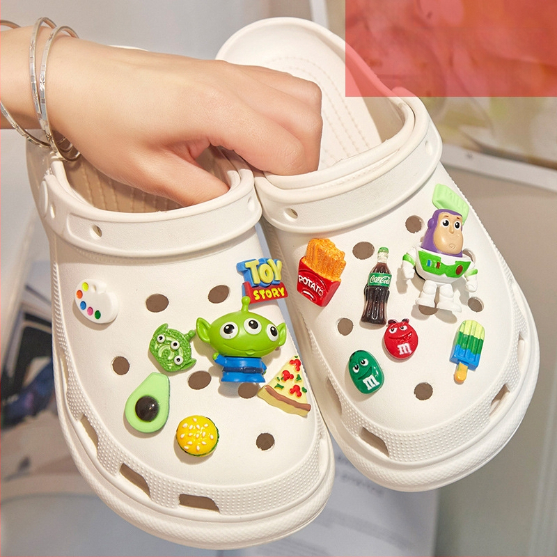 Crocs-stílusú gyerekcipő-kiegészítő levehető virágcsattal – rajzfilm-stílusú