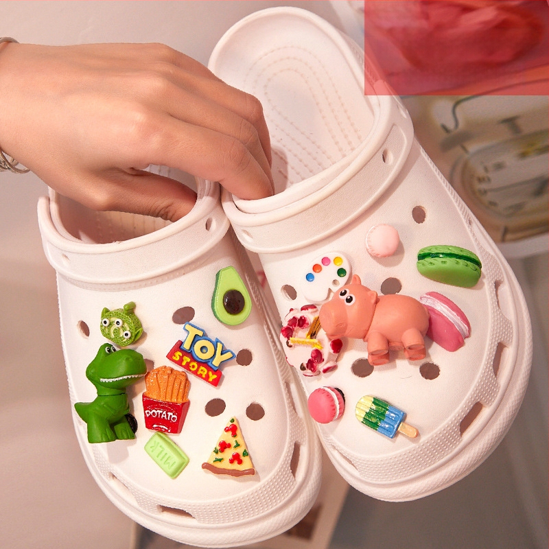 Crocs-stílusú gyerekcipő-kiegészítő levehető virágcsattal – rajzfilm-stílusú