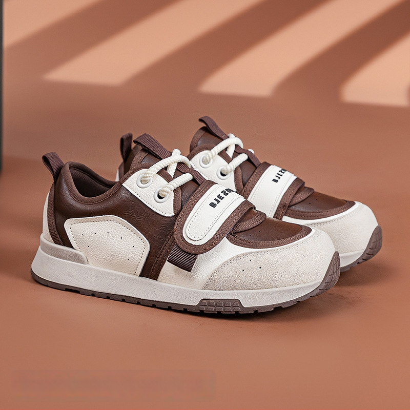 Дамски къси спортни обувки за тренировки с кръгъл нос, нисък глезен, горна част от раздвоена кожа, гумена подметка, закопчаване отпред.