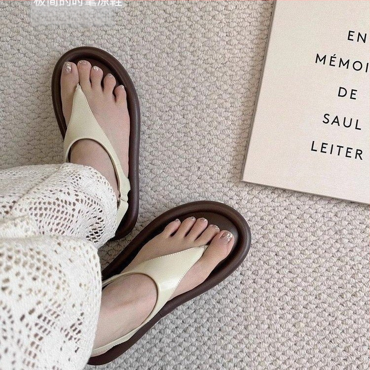 Ženske sandale s debelim potplatom i jednim remenom, gornji dio od mikrovlakana, gumeni potplat, zaobljeni vrh, zatvaranje kopčom, debljina potplata 3–5 cm