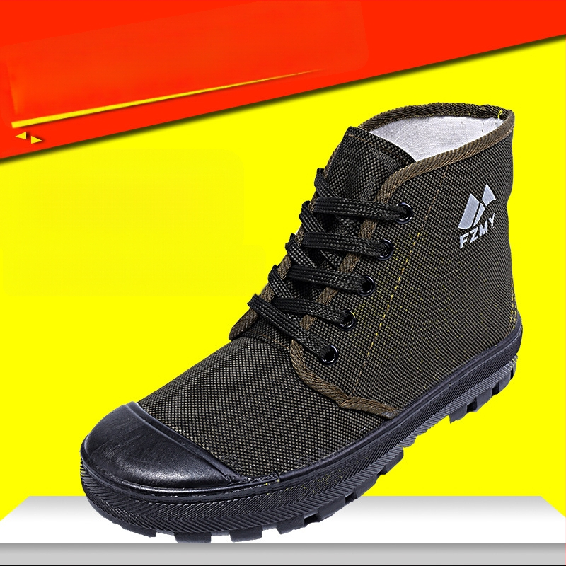 Pantofi: înalți, din canvas, talpă din PVC, antiderapant și rezistenți la uzură