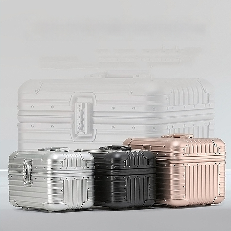 Ceļojumu koferis no alumīnija sakausējuma, TSA kombinētais bloķēšanas mehānisms, lidmašīnas tipa riteņi, ārkārtīgi viegls, iekšējā neilona apdare, svars apmēram 2 kg