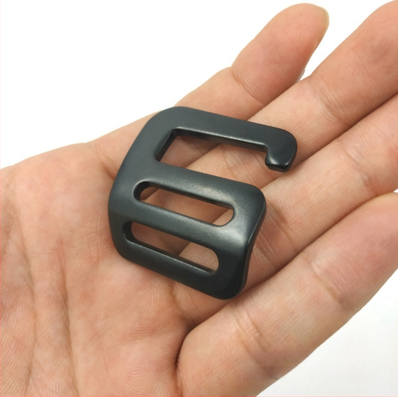 Išlenkta metalo kilpa kuprinėms ir lagaminams