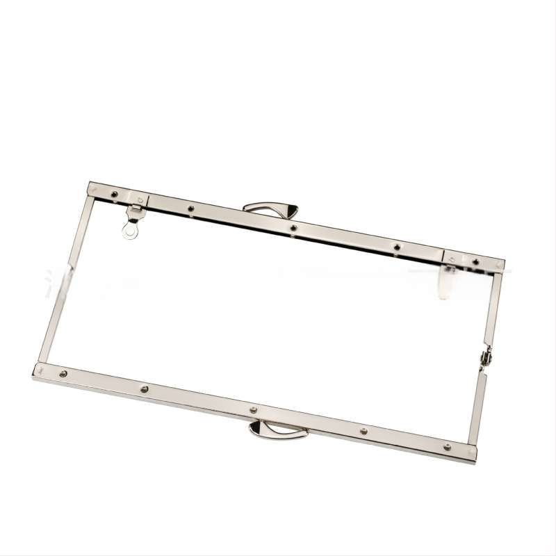 DIY pénztárca keret hardver: fishtail fej és kutya fej profilokkal; lyukak kézzel préselve és csavarokkal (Vas; 2023 tavasz; Táska kiegészítők)