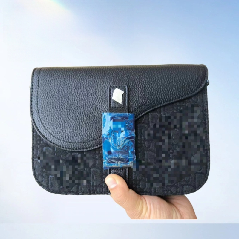 Vyrų pečių krepšys su sedlo dizainu, messenger su dangteliu, stilingas verslo-kasdienis crossbody, PU išorė, poliesterio pamušalas, 2025 m. pavasaris