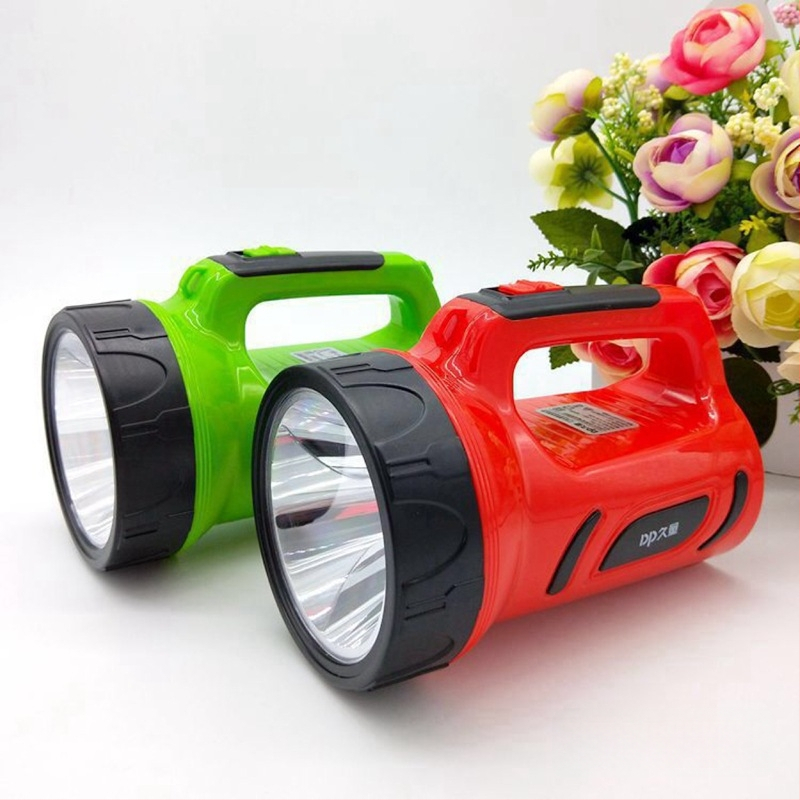 Презареждащ се LED прожектор с 3W LED, батерия 1300 mAh, ръчно задвижване и обхват 50–100 м