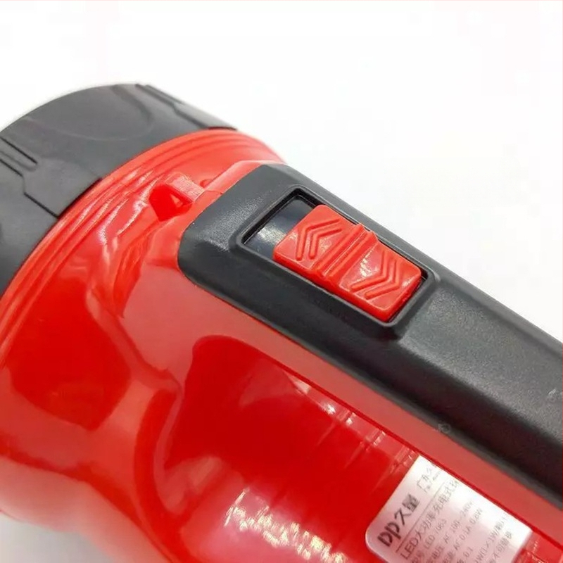 Презареждащ се LED прожектор с 3W LED, батерия 1300 mAh, ръчно задвижване и обхват 50–100 м