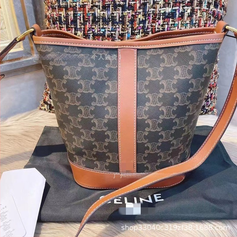 Geantă bucket din piele genuină, cu căptușală de pânză, buzunare interioare pentru telefon și act, deschidere deschisă