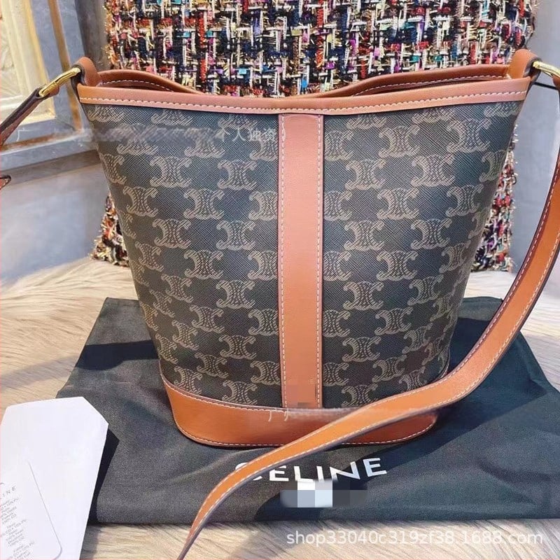 Geantă bucket din piele genuină, cu căptușală de pânză, buzunare interioare pentru telefon și act, deschidere deschisă