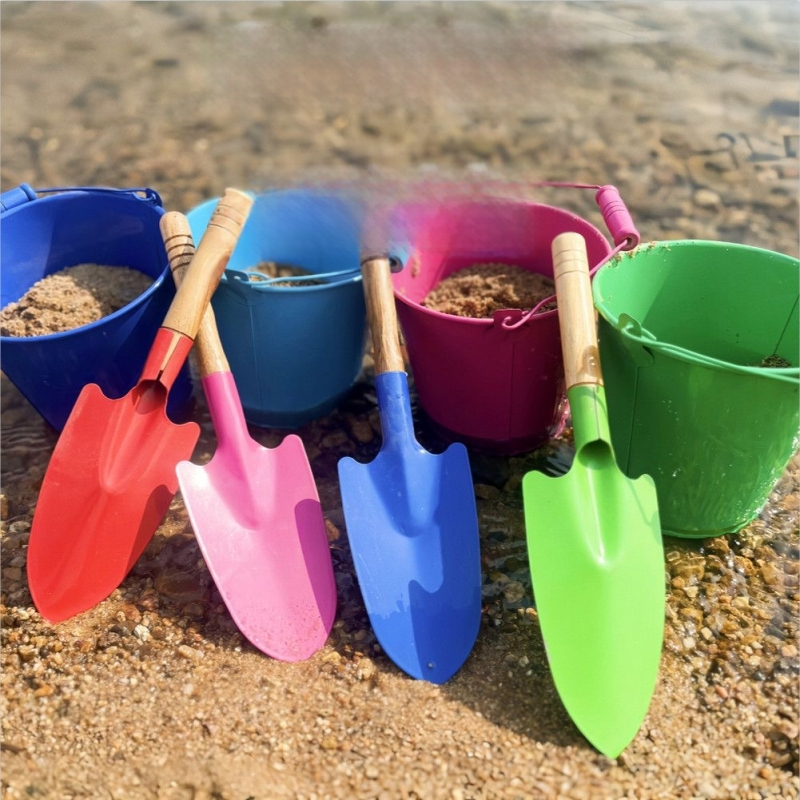 Детски комплект за игра в пясък с лопатка и железна кофа за плаж и градина