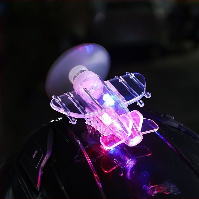 LED lidmašīniņa ar vēja enerģiju — auto dekors no plastmasas