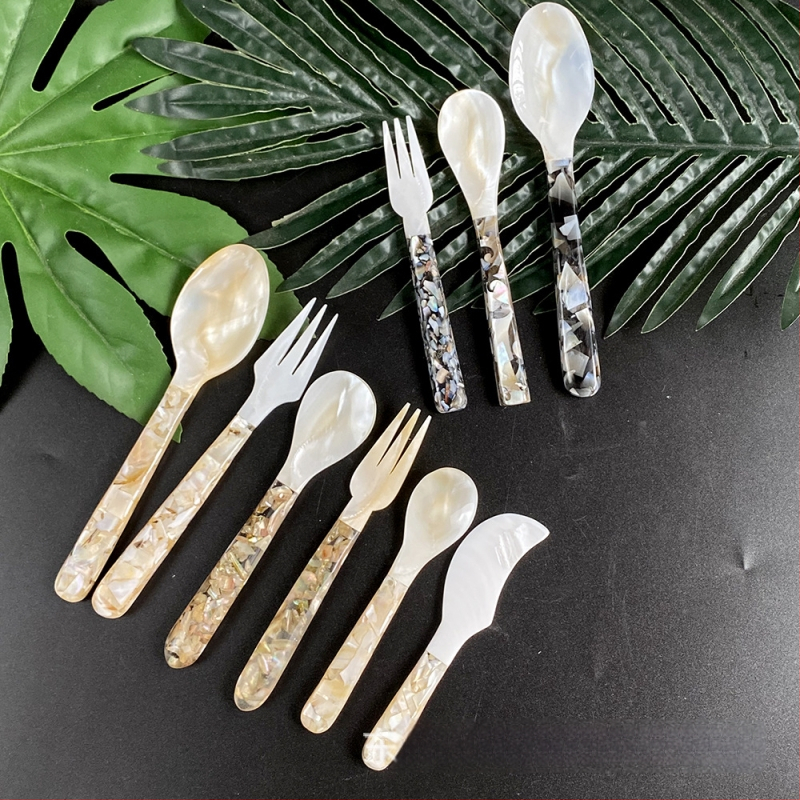 Set ceramic tacâm cu lingură, furculiță și cuțit, cu insertii din scoici și perle pentru desert, premium retro.