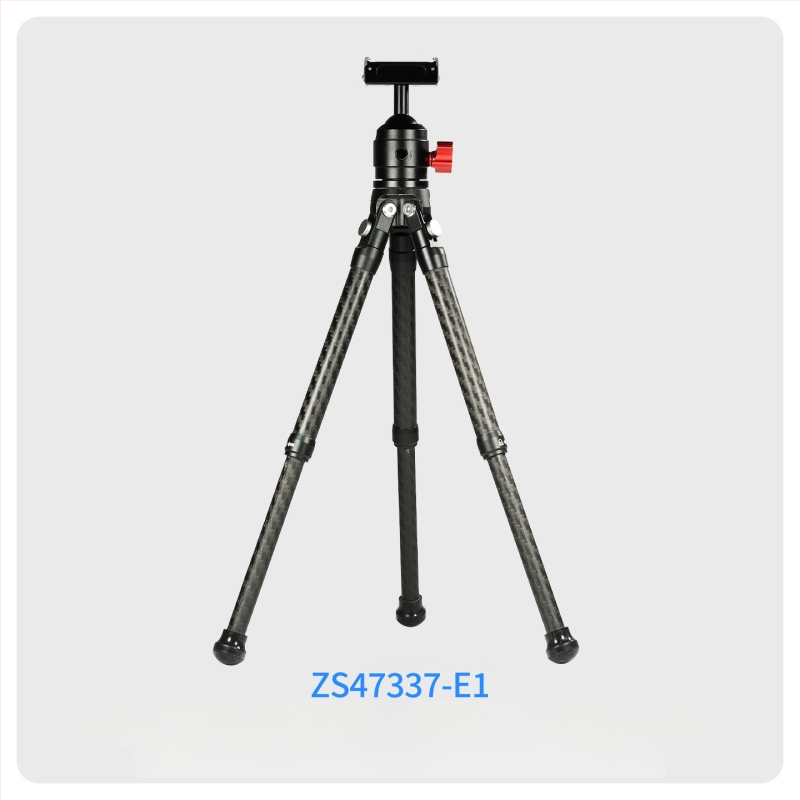 7-szakaszos teleszkópos selfie-sticka szénszálas és alumínium ötvözetből, 1/4 hüvelyk csatlakozással és action kamera kompatibilitás, teherbírás kevesebb mint 2 kg