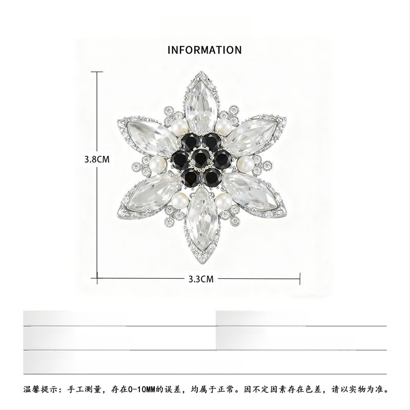 Négyszögletes sálkapocs - csillag-virág formájú dizájn, rézötvözet aranyozott felülettel, mikrobeültetett cirkón kövek