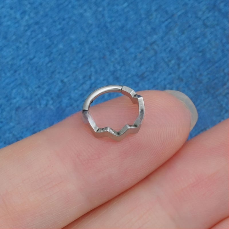 Inel nazal cu design geometric ondulat în formă de U, aliaje titan G23, seria Princess, gravură