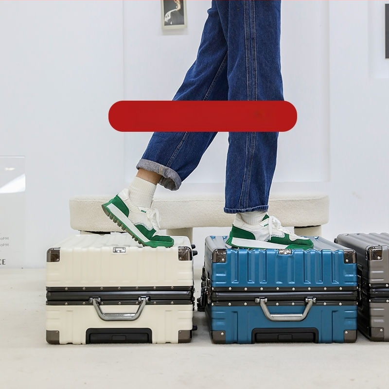 Putni kofer s karbonskim tijelom i aluminijskim okvirom, otvaranje na zatvarač, vodootporan, s proširivim slojem