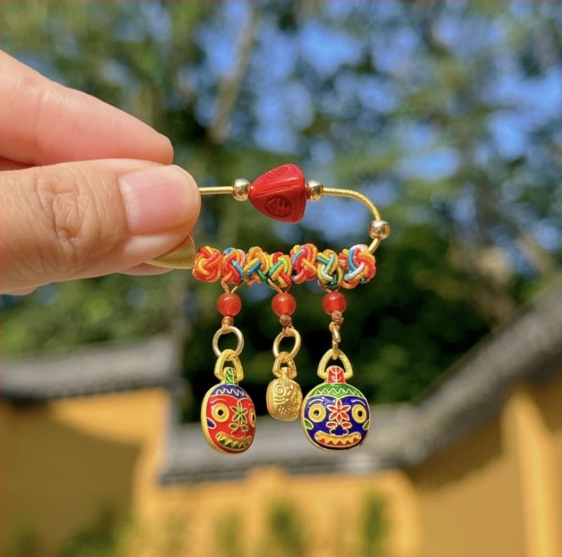 Drakonų valtų festivalio pin: auksą rijantis padaras, vaikų stilius, lydinys, 2023 ruduo