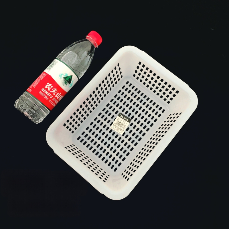 Műanyag tárolókosár négyzetes szitával és lefolyó funkcióval, modell 0361, PE anyag