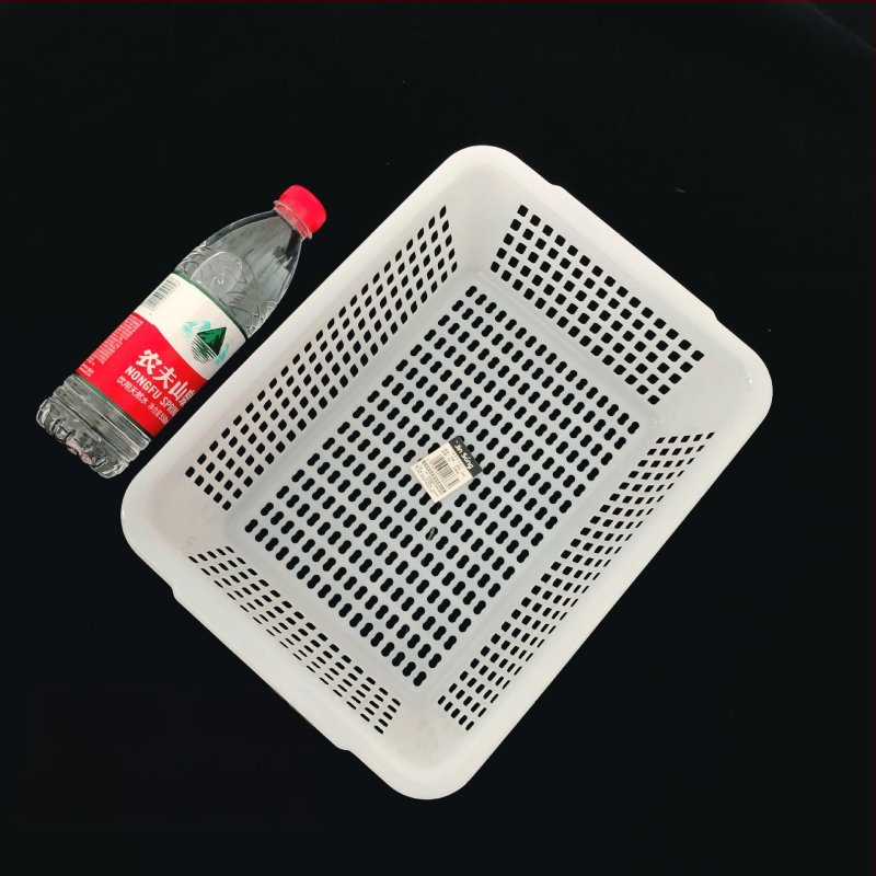 Műanyag tárolókosár négyzetes szitával és lefolyó funkcióval, modell 0361, PE anyag