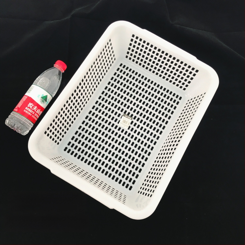 Műanyag tárolókosár négyzetes szitával és lefolyó funkcióval, modell 0361, PE anyag