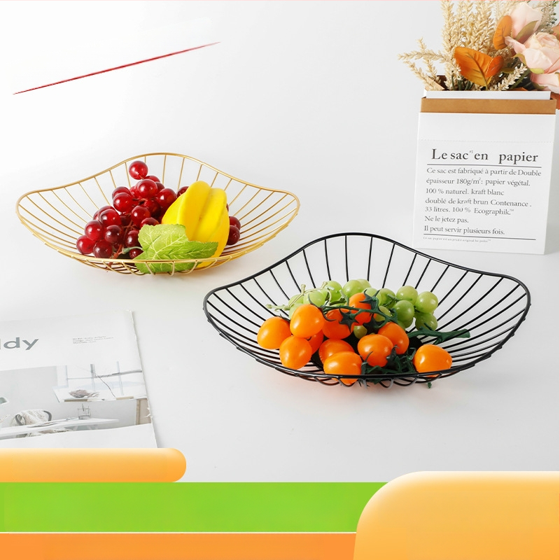 Vasból készült szabálytalan alakú gyümölcskosár konyhához és nappaliba, vízelvezető és tároló funkció, világos luxus retro stílus