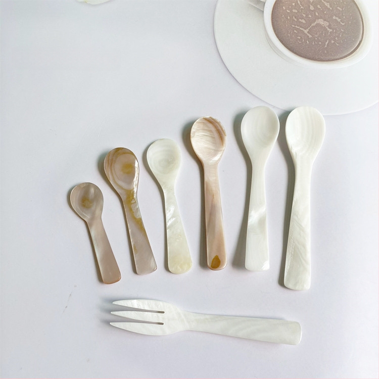 Set tacâmuri din scoică — lucrat manual, gravat și lustruit, material natural; include cuțit, furculiță și lingură de desert