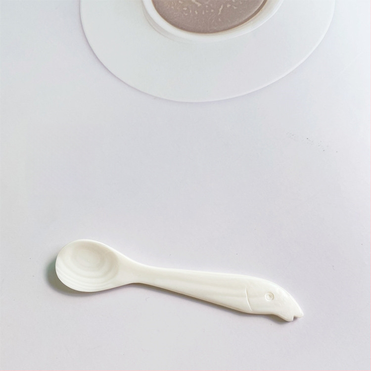 Lingură din cochilie de perlă, lucrată manual, gravată, suprafață lustruită, pentru uz casnic – amestec cafea și desert