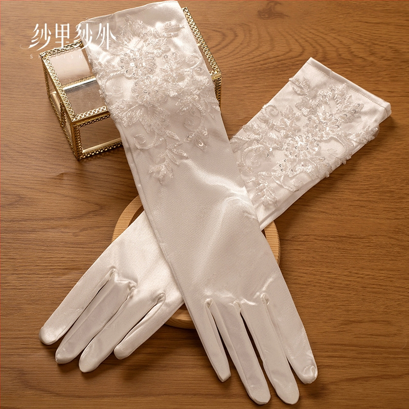 Mănuși de nuntă din satin, medii ca lungime, croite manual cu mărgele și broderie – accesorii elegante pentru mireasă