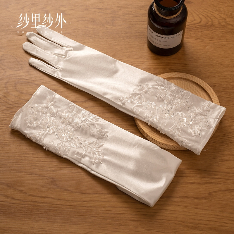 Mănuși de nuntă din satin, medii ca lungime, croite manual cu mărgele și broderie – accesorii elegante pentru mireasă