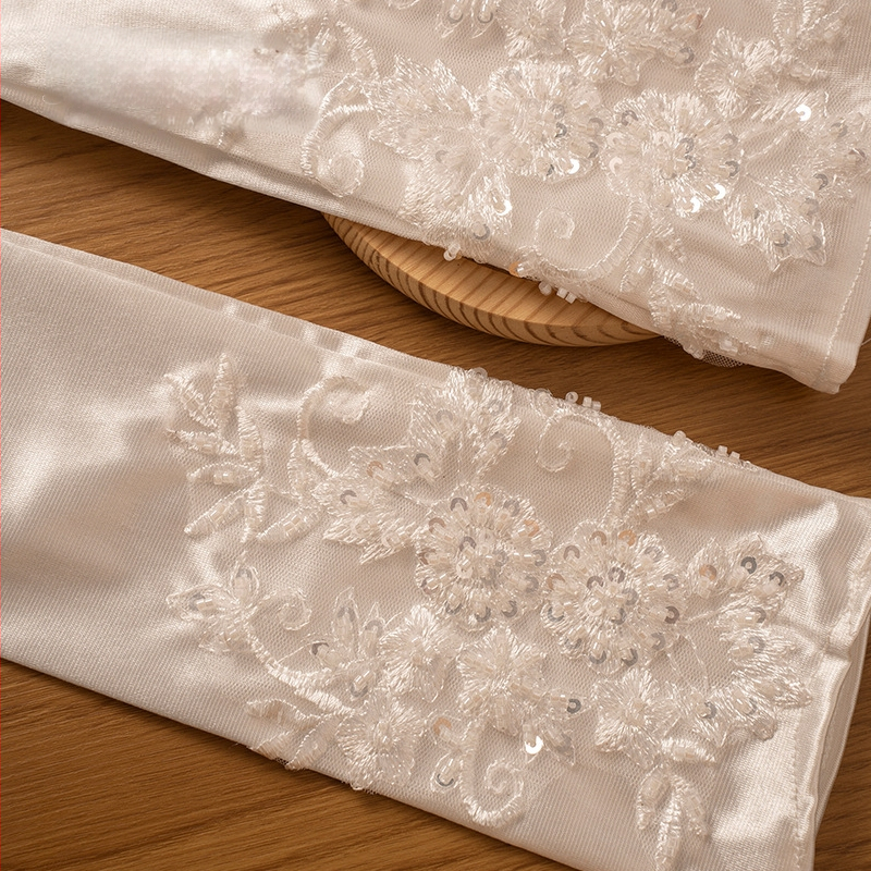 Mănuși de nuntă din satin, medii ca lungime, croite manual cu mărgele și broderie – accesorii elegante pentru mireasă