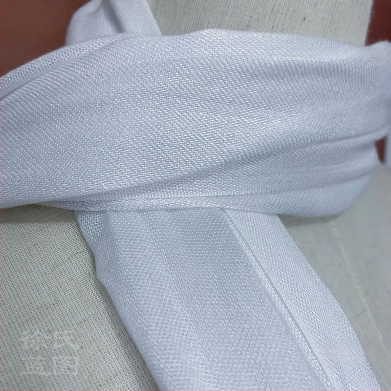 Μαλλινο κασκόλ με φούντες (Υλικό: Μαλλί; Εποχές: Άνοιξη και Φθινόπωρο; Κυκλοφόρηση: Φθινόπωρο 2024)