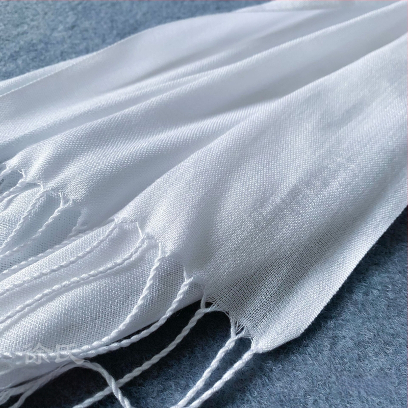 Μαλλινο κασκόλ με φούντες (Υλικό: Μαλλί; Εποχές: Άνοιξη και Φθινόπωρο; Κυκλοφόρηση: Φθινόπωρο 2024)