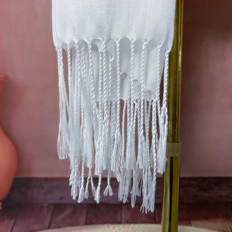 Μαλλινο κασκόλ με φούντες (Υλικό: Μαλλί; Εποχές: Άνοιξη και Φθινόπωρο; Κυκλοφόρηση: Φθινόπωρο 2024)