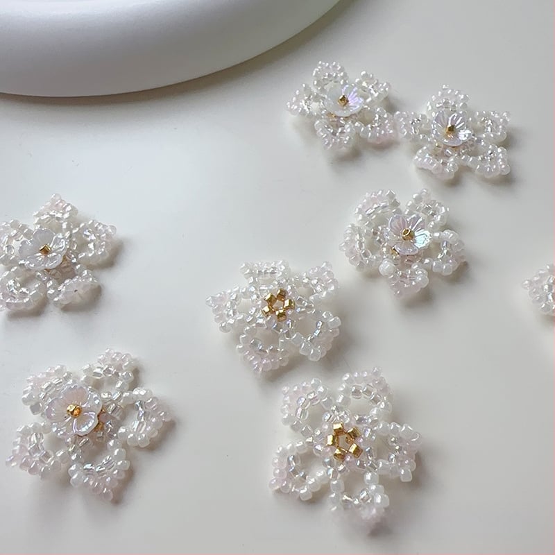 Broșă-clips florală din mărgele de sticlă, design fulg de zăpadă, croșetată manual, personalizabilă, ambalaj individual