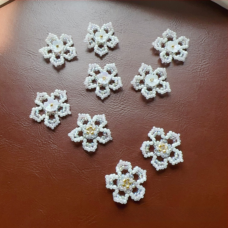 Broșă-clips florală din mărgele de sticlă, design fulg de zăpadă, croșetată manual, personalizabilă, ambalaj individual